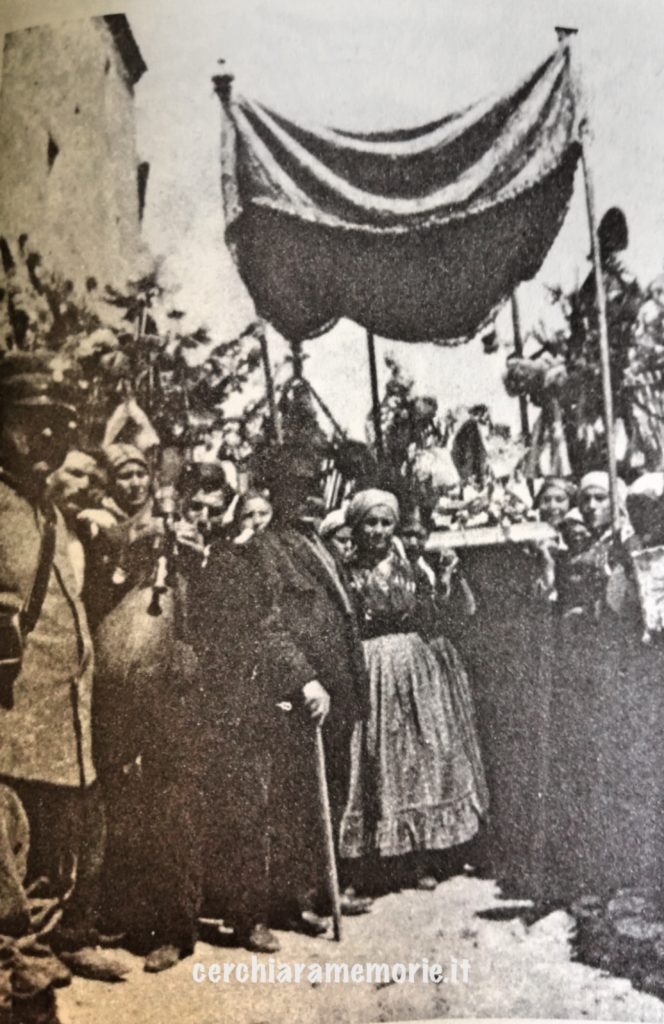 Cerchiara di Calabria, Processione con baldacchino, piazzale