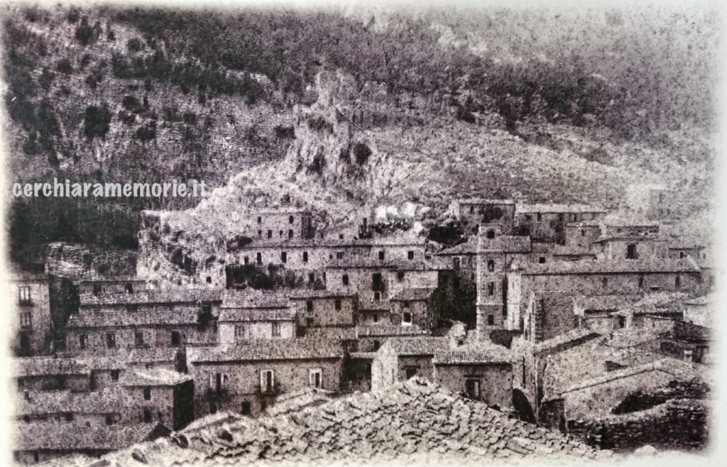Cerchiara di Calabria, Veduta della Rocca con campanile