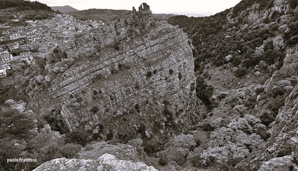 Il borgo di Cerchiara di Calabria e i ruderi dell'Annanza, rocca medievale sede della Baronia di Cerchiara, con la Gravina sottostante, foto P. Franzese