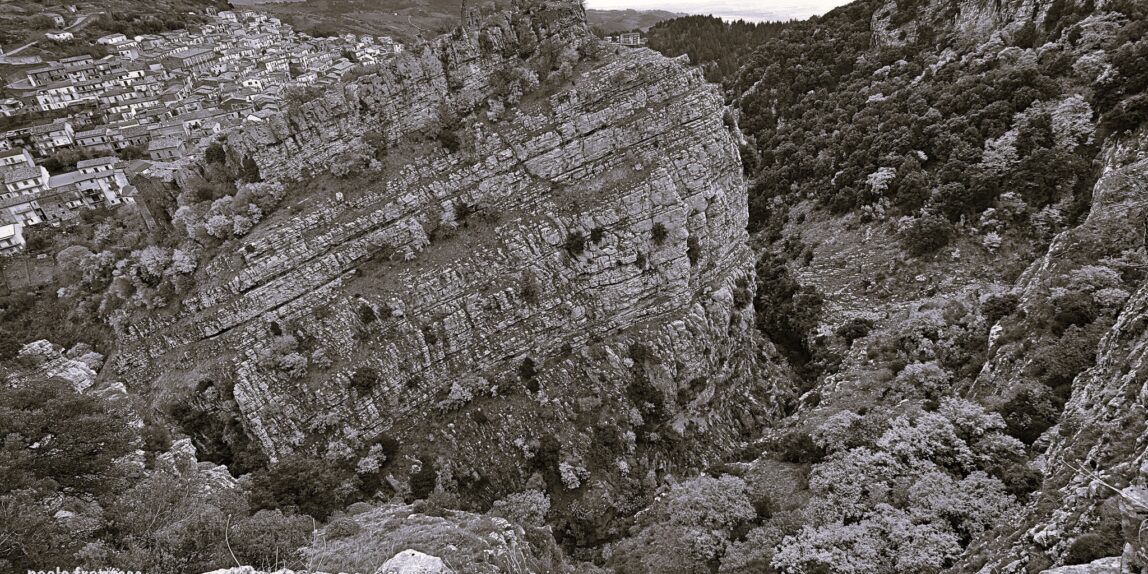 Il borgo di Cerchiara di Calabria e i ruderi dell'Annanza, rocca medievale sede della Baronia di Cerchiara, con la Gravina sottostante, foto P. Franzese