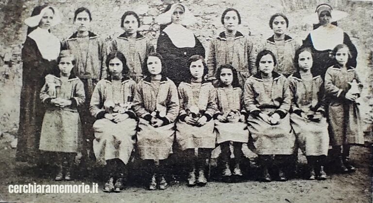 Le orfanelle e quella foto di gruppo senza sorrisi