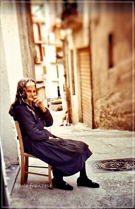 Sedute davanti casa: le custodi della storia