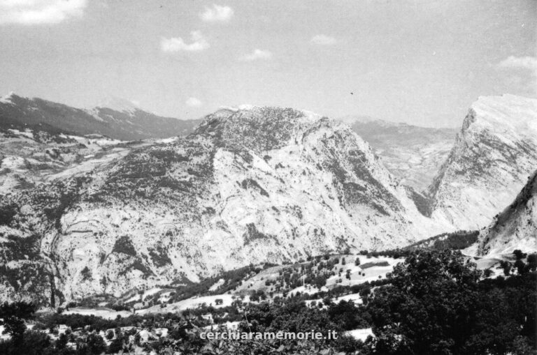 Le timpe di Cassano e di San Lorenzo, alta valle del Raganello, Pollino, 1961, foto di Beppe Dematteis, Archivio GSP