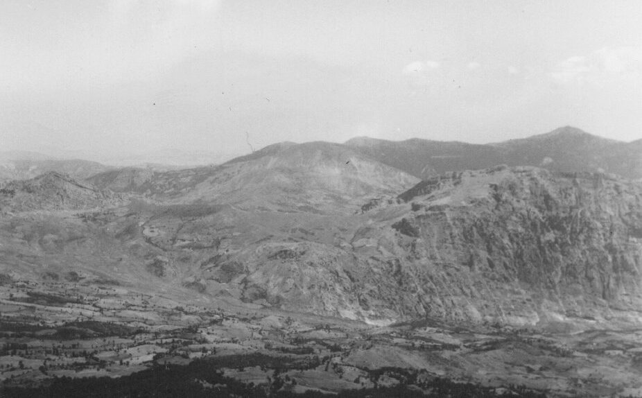 Bellizia e la Timpa di San Lorenzo, alta valle del Raganello, Pollino, 1961, foto di Beppe Dematteis, Archivio GSP