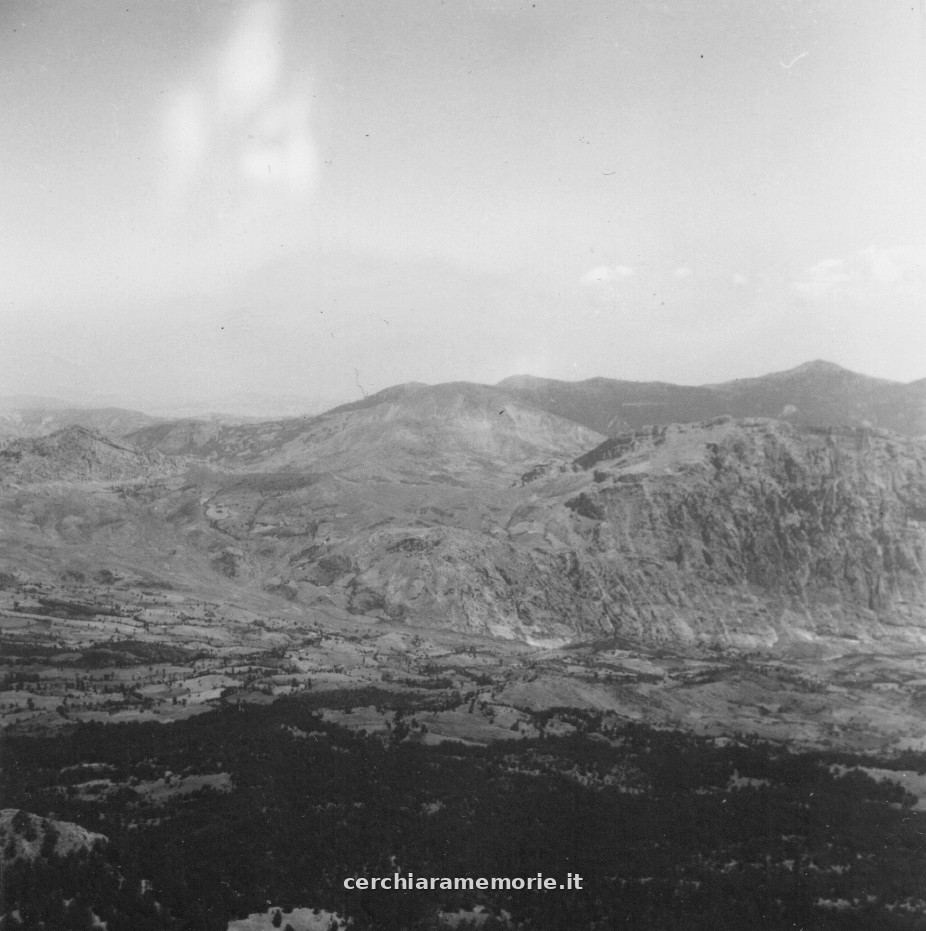 Bellizia e la Timpa di San Lorenzo, alta valle del Raganello, Pollino, 1961, foto di Beppe Dematteis, Archivio GSP