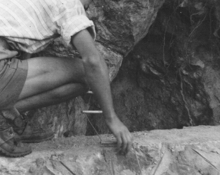 Ingresso della voragine del Balzo di Cristo, Balzo di Cristo, Cerchiara di Calabria, 1961, foto di Beppe Dematteis, Archivio GSP