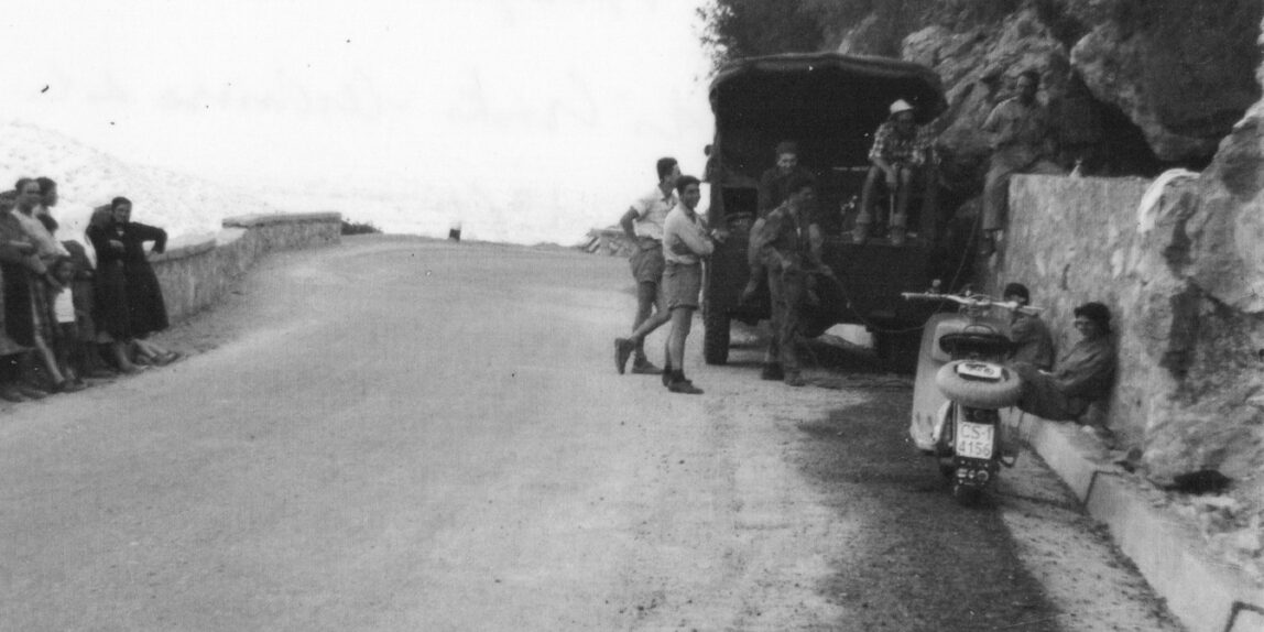 Ingresso della voragine, sulla strada, Balzo di Cristo, Cerchiara di Calabria, 1961, foto di Beppe Dematteis, Archivio GSP