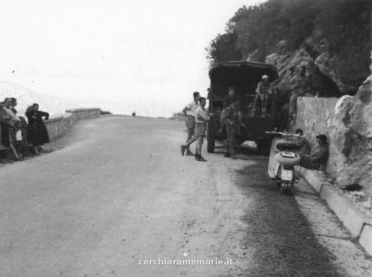 Ingresso della voragine, sulla strada, Balzo di Cristo, Cerchiara di Calabria, 1961, foto di Beppe Dematteis, Archivio GSP