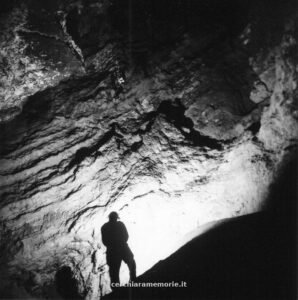 Nella grotta del Balzo di Cristo, Balzo di Cristo, Cerchiara di Calabria, 1961, foto di Beppe Dematteis, Archivio GSP