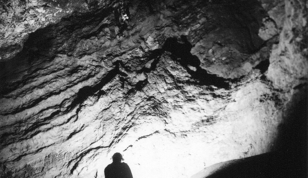Nella grotta del Balzo di Cristo, Balzo di Cristo, Cerchiara di Calabria, 1961, foto di Beppe Dematteis, Archivio GSP