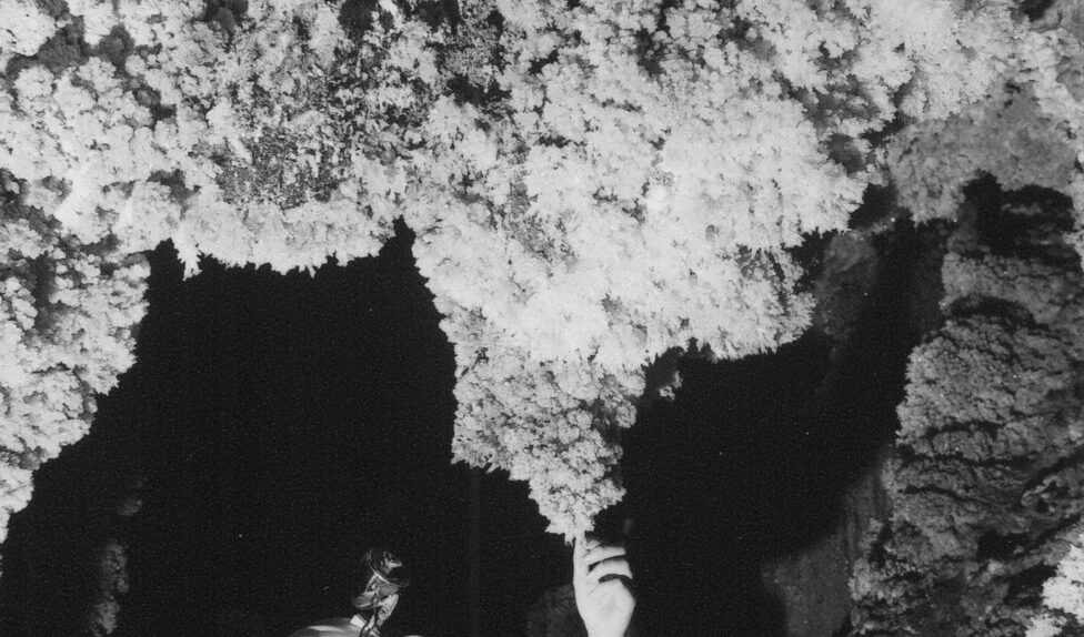 Carla Lanza nella grotta, Balzo di Cristo, Cerchiara di Calabria, 1961, foto di Beppe Dematteis, Archivio GSP