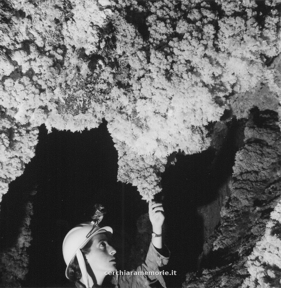 Carla Lanza nella grotta, Balzo di Cristo, Cerchiara di Calabria, 1961, foto di Beppe Dematteis, Archivio GSP