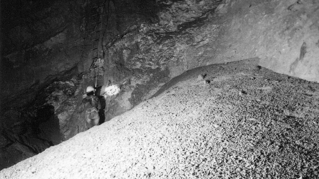 In fondo alla grotta, Balzo di Cristo, Cerchiara di Calabria, 1961, foto di Beppe Dematteis, Archivio GSP