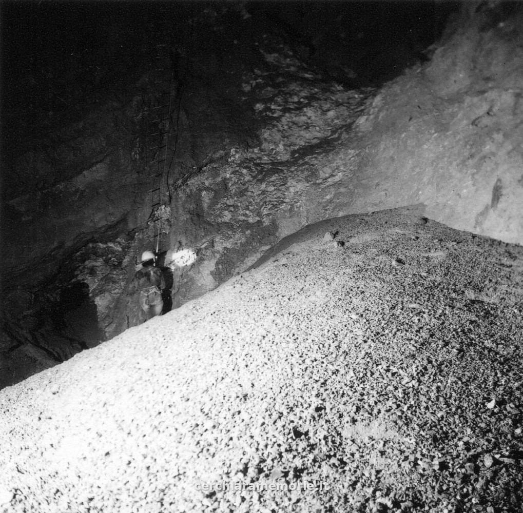 In fondo alla grotta, Balzo di Cristo, Cerchiara di Calabria, 1961, foto di Beppe Dematteis, Archivio GSP