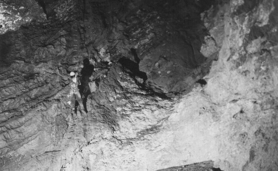 Carla Lanza sulle scale, Balzo di Cristo, Cerchiara di Calabria, 1961, foto di Beppe Dematteis, Archivio GSP