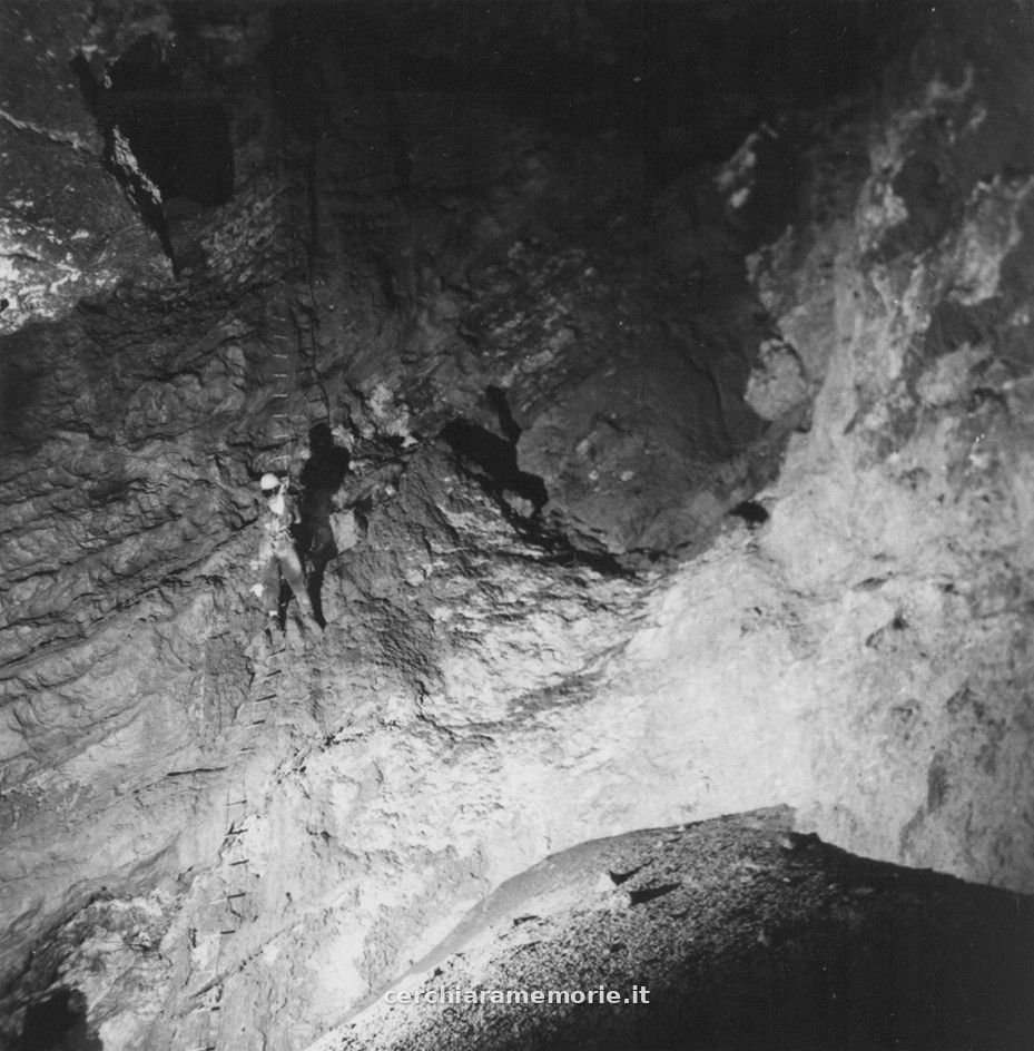 Carla Lanza sulle scale, Balzo di Cristo, Cerchiara di Calabria, 1961, foto di Beppe Dematteis, Archivio GSP