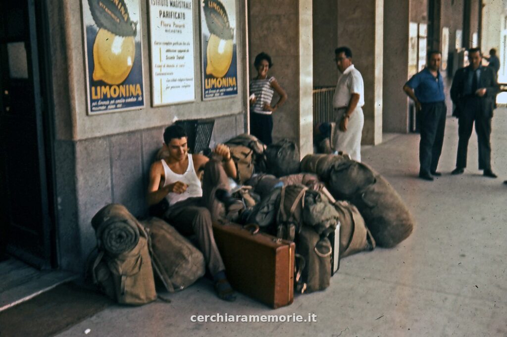 In stazione con i bagagli, spedizione del GSP al Bifurto, 1961, foto di Franco Actis, Archivio GSP