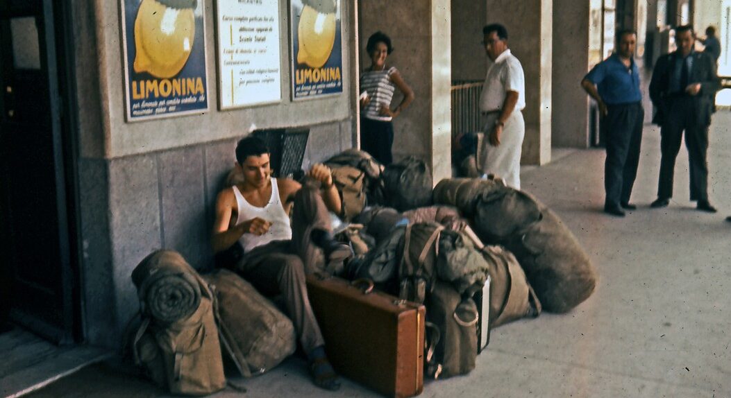 In stazione con i bagagli, spedizione del GSP al Bifurto, 1961, foto di Franco Actis, Archivio GSP