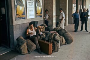 In stazione con i bagagli, spedizione del GSP al Bifurto, 1961, foto di Franco Actis, Archivio GSP