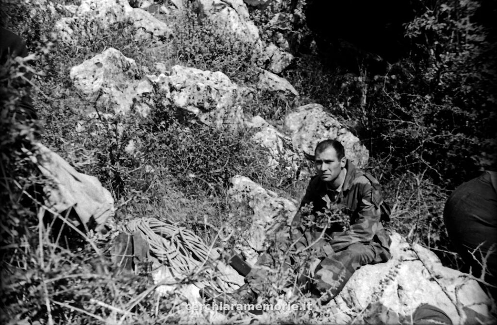 Tra le rocce, con le corde, spedizione del GSP al Bifurto, 1961, foto di Franco Actis, Archivio GSP