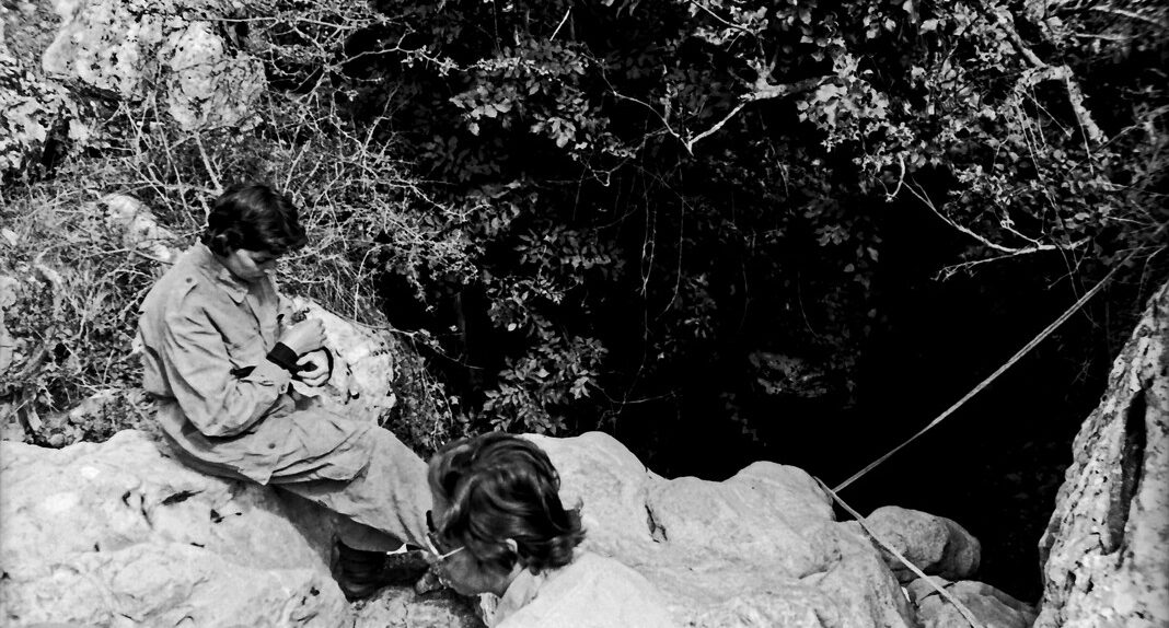 All'imbocco dell'Abisso, spedizione del GSP al Bifurto, 1961, foto di Franco Actis, Archivio GSP