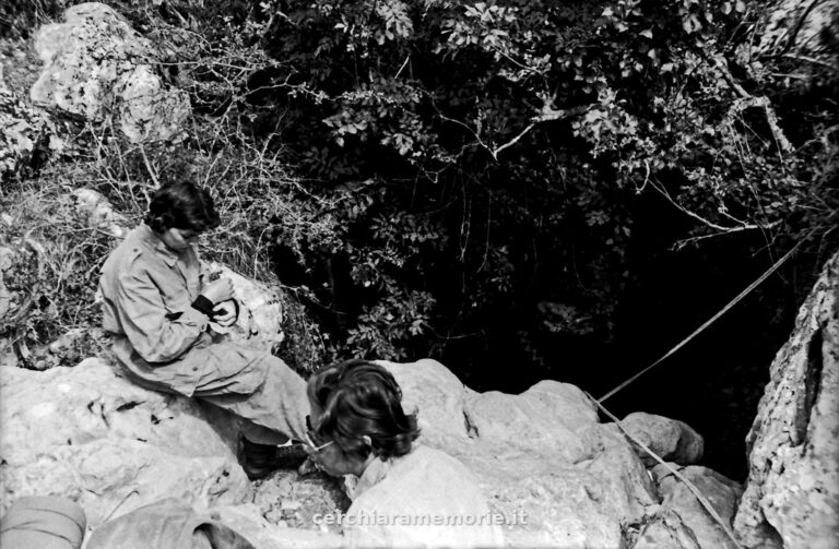 All'imbocco dell'Abisso, spedizione del GSP al Bifurto, 1961, foto di Franco Actis, Archivio GSP