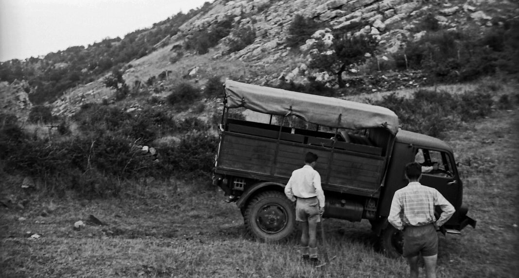 Il camion sul pendio, spedizione del GSP al Bifurto, 1961, foto di Franco Actis, Archivio GSP