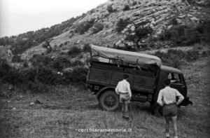 Il camion sul pendio, spedizione del GSP al Bifurto, 1961, foto di Franco Actis, Archivio GSP