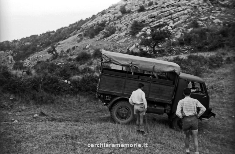 Il camion sul pendio, spedizione del GSP al Bifurto, 1961, foto di Franco Actis, Archivio GSP