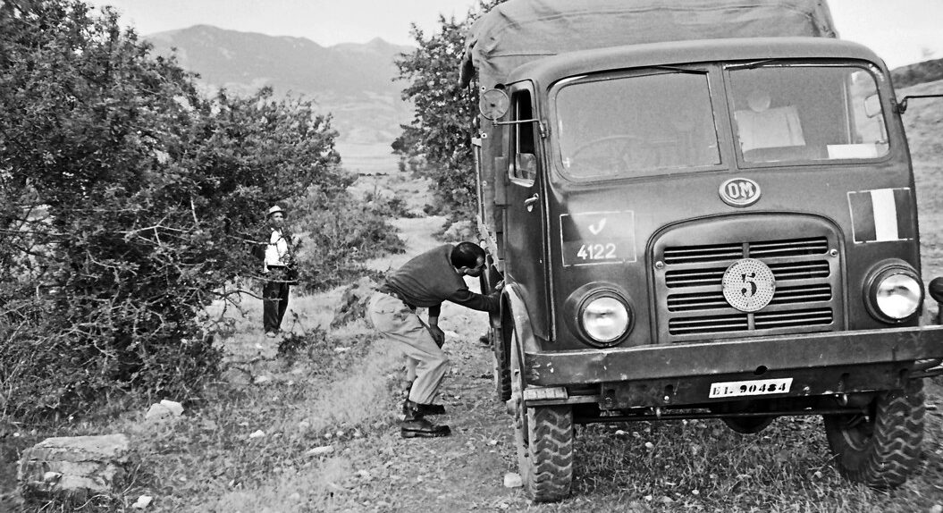 Sosta accanto al camion, spedizione del GSP al Bifurto, 1961, foto di Franco Actis, Archivio GSP