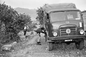 Sosta accanto al camion, spedizione del GSP al Bifurto, 1961, foto di Franco Actis, Archivio GSP