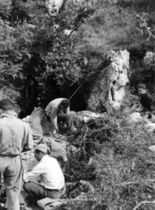 Ingresso del Bifurto, spedizione del GSP al Bifurto, 1961, foto di Beppe Dematteis, Archivio GSP
