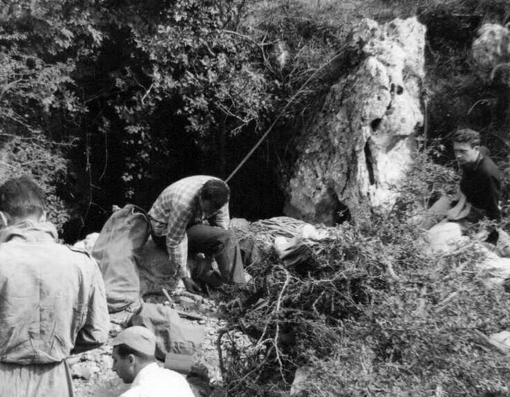 Ingresso del Bifurto, spedizione del GSP al Bifurto, 1961, foto di Beppe Dematteis, Archivio GSP