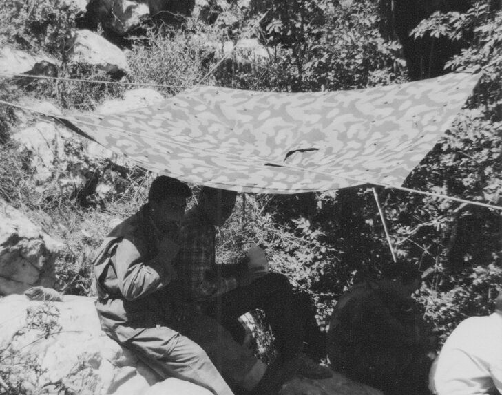Sosta sotto il telo, tra le rocce, spedizione del GSP al Bifurto, 1961, foto di Beppe Dematteis, Archivio GSP