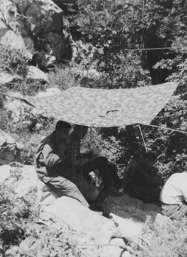 Sosta sotto il telo, tra le rocce, spedizione del GSP al Bifurto, 1961, foto di Beppe Dematteis, Archivio GSP