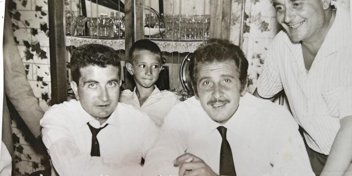 Cerchiara di Calabria, Domenico Modugno a tavola, 16 agosto 1962, foto di Carletto Greco