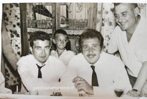 Cerchiara di Calabria, Domenico Modugno a tavola, 16 agosto 1962, foto di Carletto Greco