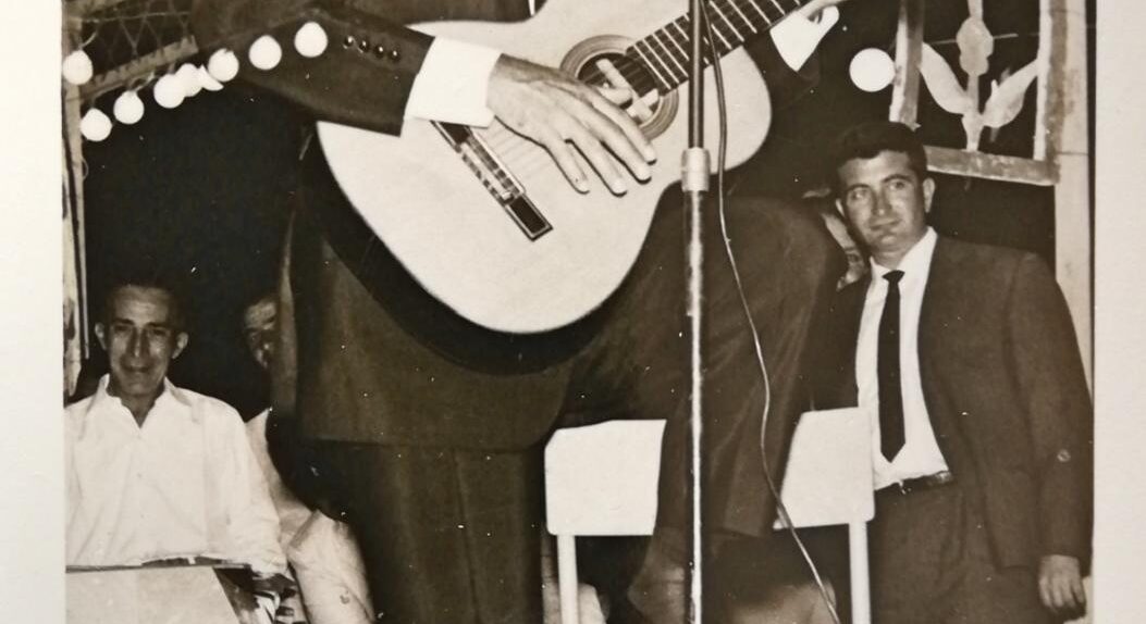 Cerchiara di Calabria, Domenico Modugno al microfono con la chitarra, 16 agosto 1962, foto di Carletto Greco