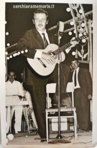 Cerchiara di Calabria, Domenico Modugno al microfono con la chitarra, 16 agosto 1962, foto di Carletto Greco