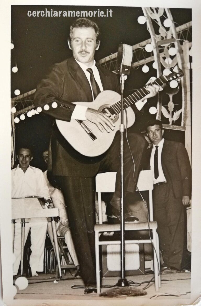 Cerchiara di Calabria, Domenico Modugno al microfono con la chitarra, 16 agosto 1962, foto di Carletto Greco