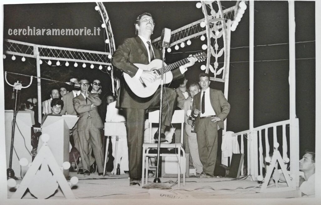 Cerchiara di Calabria, Domenico Modugno in concerto sul palco, 16 agosto 1962, foto di Carletto Greco