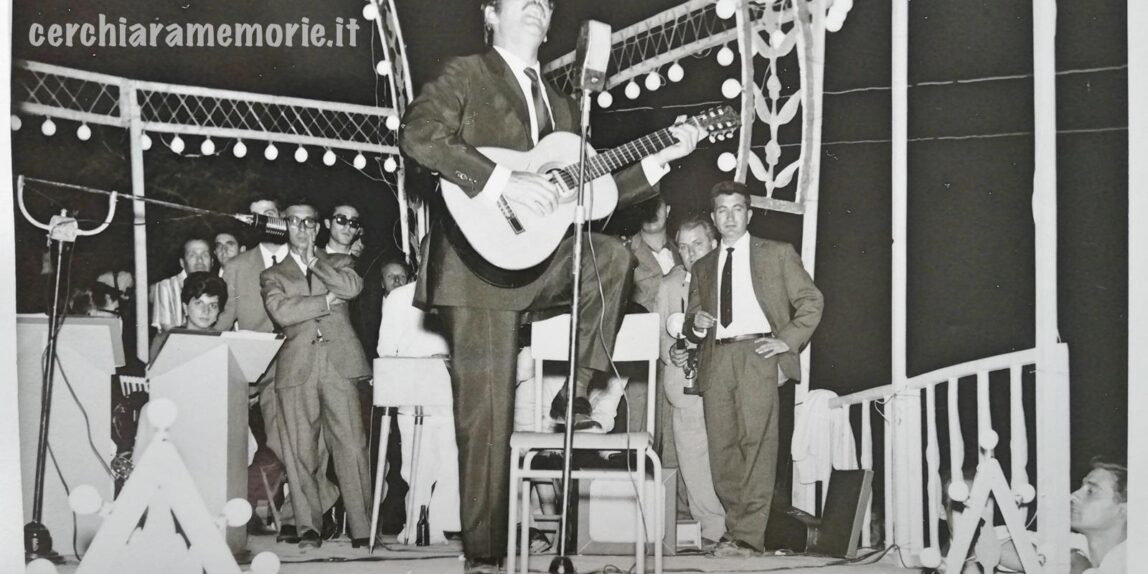 Cerchiara di Calabria, Domenico Modugno in concerto sul palco, 16 agosto 1962, foto di Carletto Greco