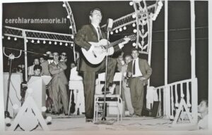 Cerchiara di Calabria, Domenico Modugno in concerto sul palco, 16 agosto 1962, foto di Carletto Greco