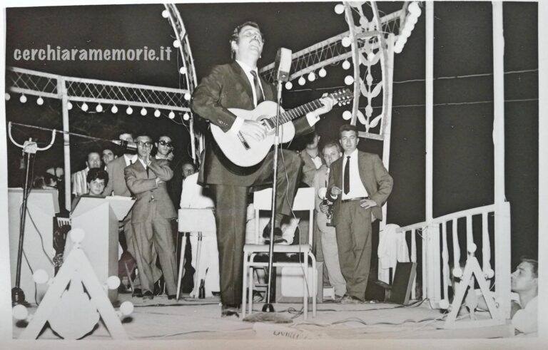 Cerchiara di Calabria, Domenico Modugno in concerto sul palco, 16 agosto 1962, foto di Carletto Greco