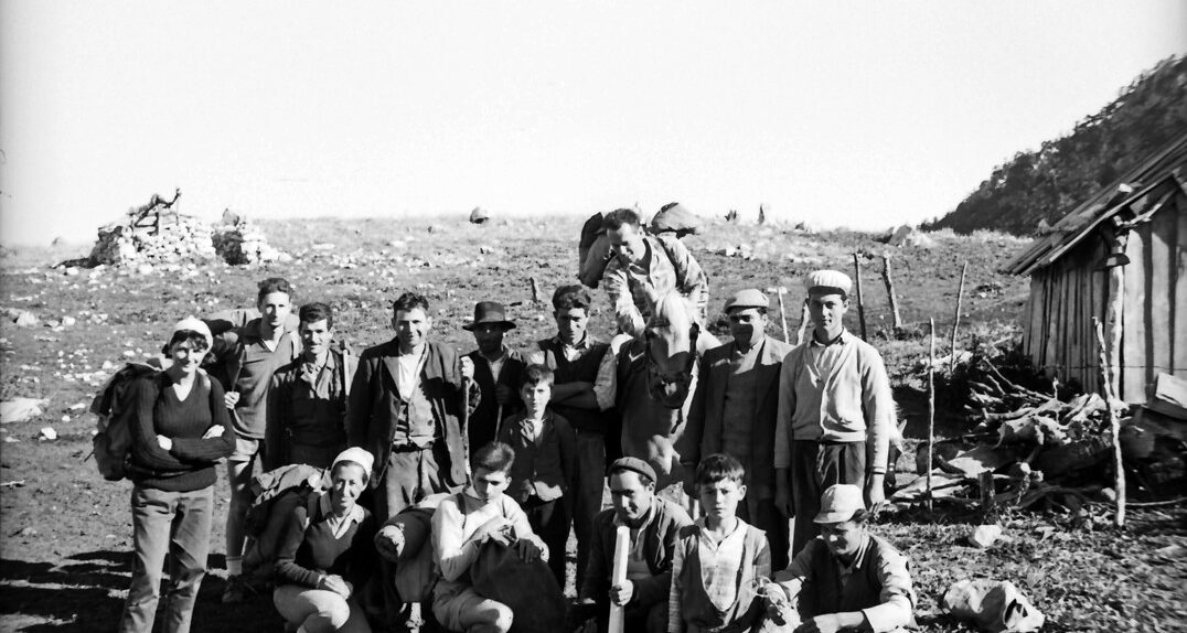 Il gruppo davanti alle baracche, Pollino, 1961, foto di Franco Actis, Archivio GSP