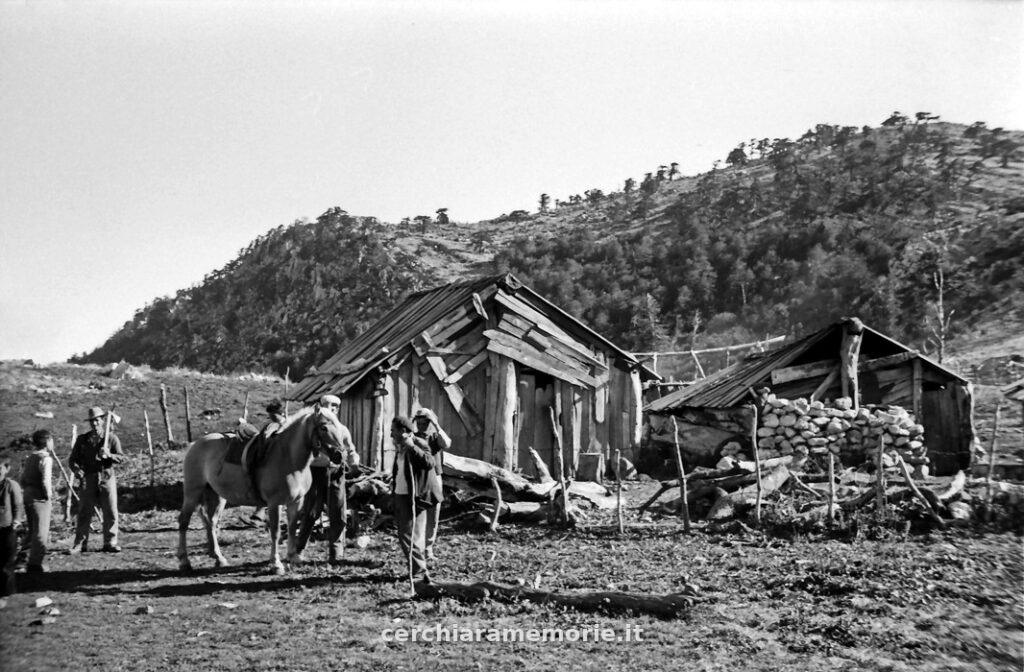 Le baracche dell'alpeggio, Pollino, 1961, foto di Franco Actis, Archivio GSP