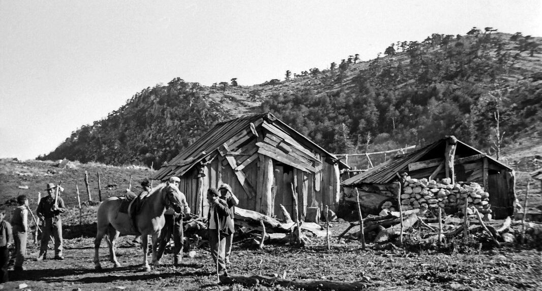 Le baracche dell'alpeggio, Pollino, 1961, foto di Franco Actis, Archivio GSP