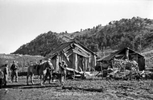 Le baracche dell'alpeggio, Pollino, 1961, foto di Franco Actis, Archivio GSP