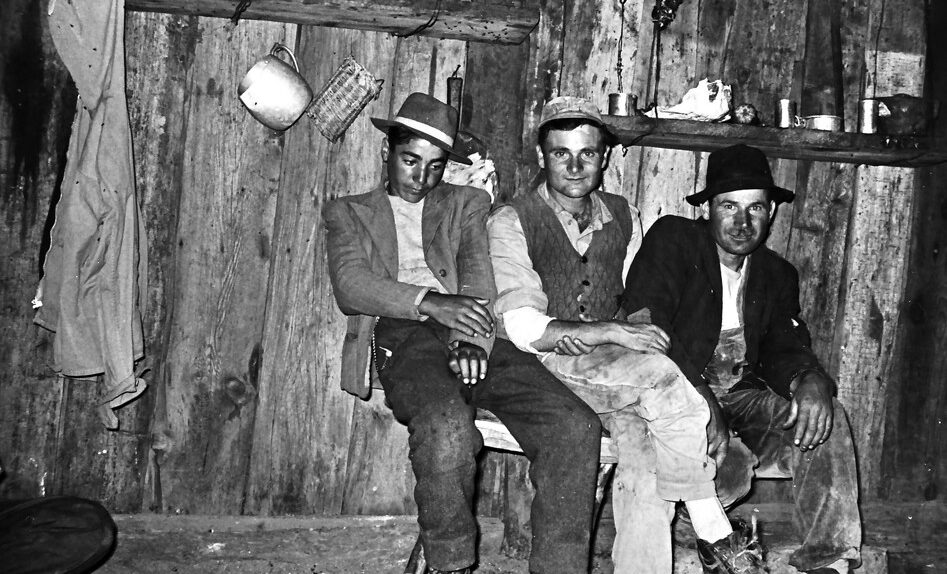 Pastori nella baracca, Pollino, 1961, foto di Franco Actis, Archivio GSP