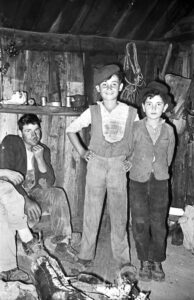 Ragazzi nella baracca, Pollino, 1961, foto di Franco Actis, Archivio GSP